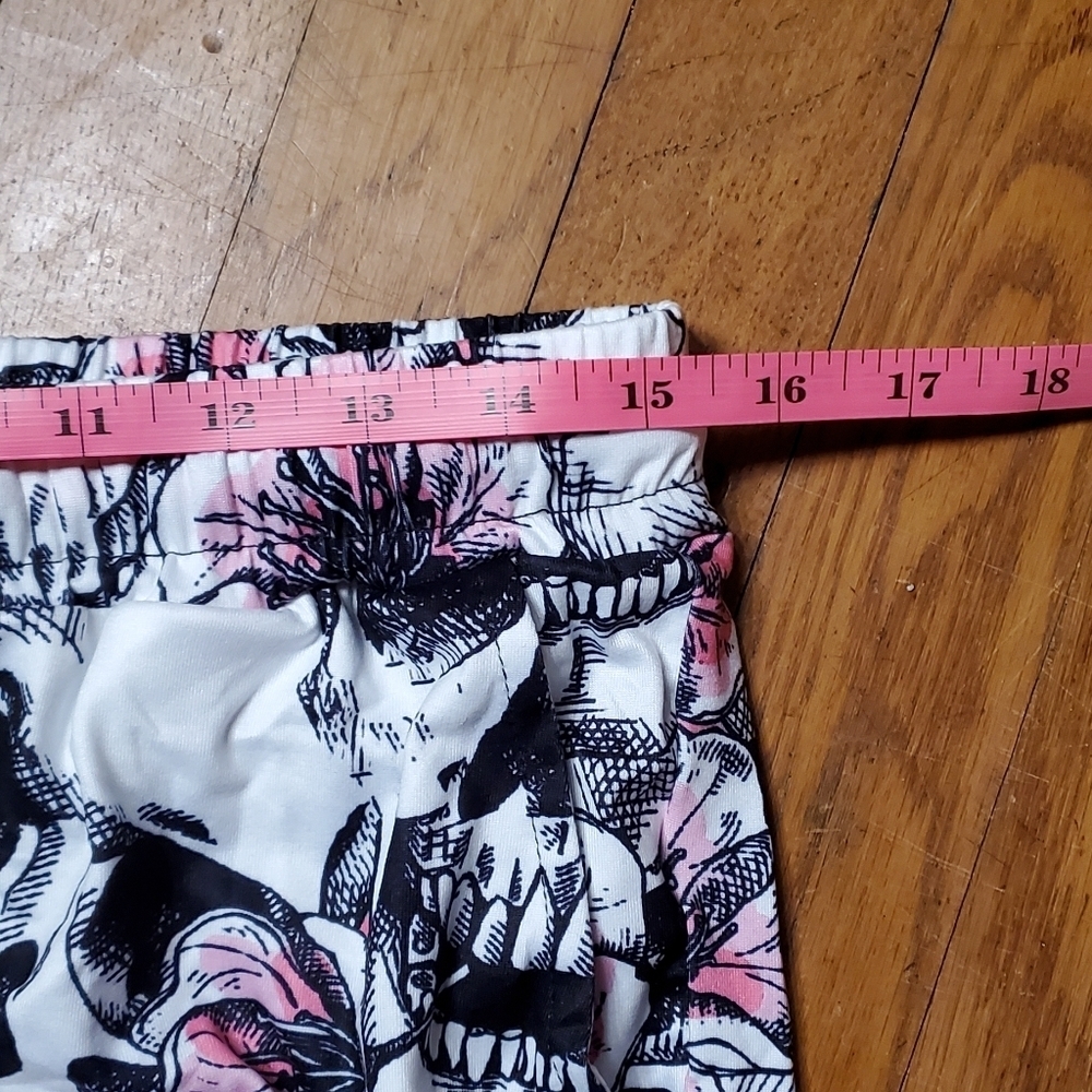 Skull and Flowers 💐 Shorts with Pockets - Picture 8 of 9
